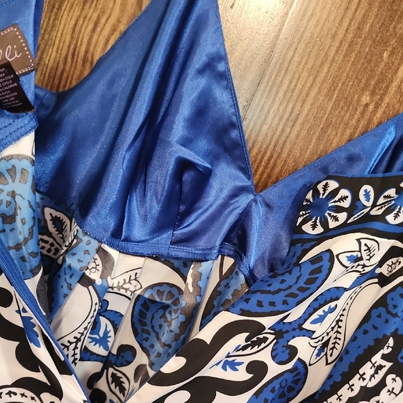 Stylish Blue and White Floral Mini Dress - Picture 8 of 12